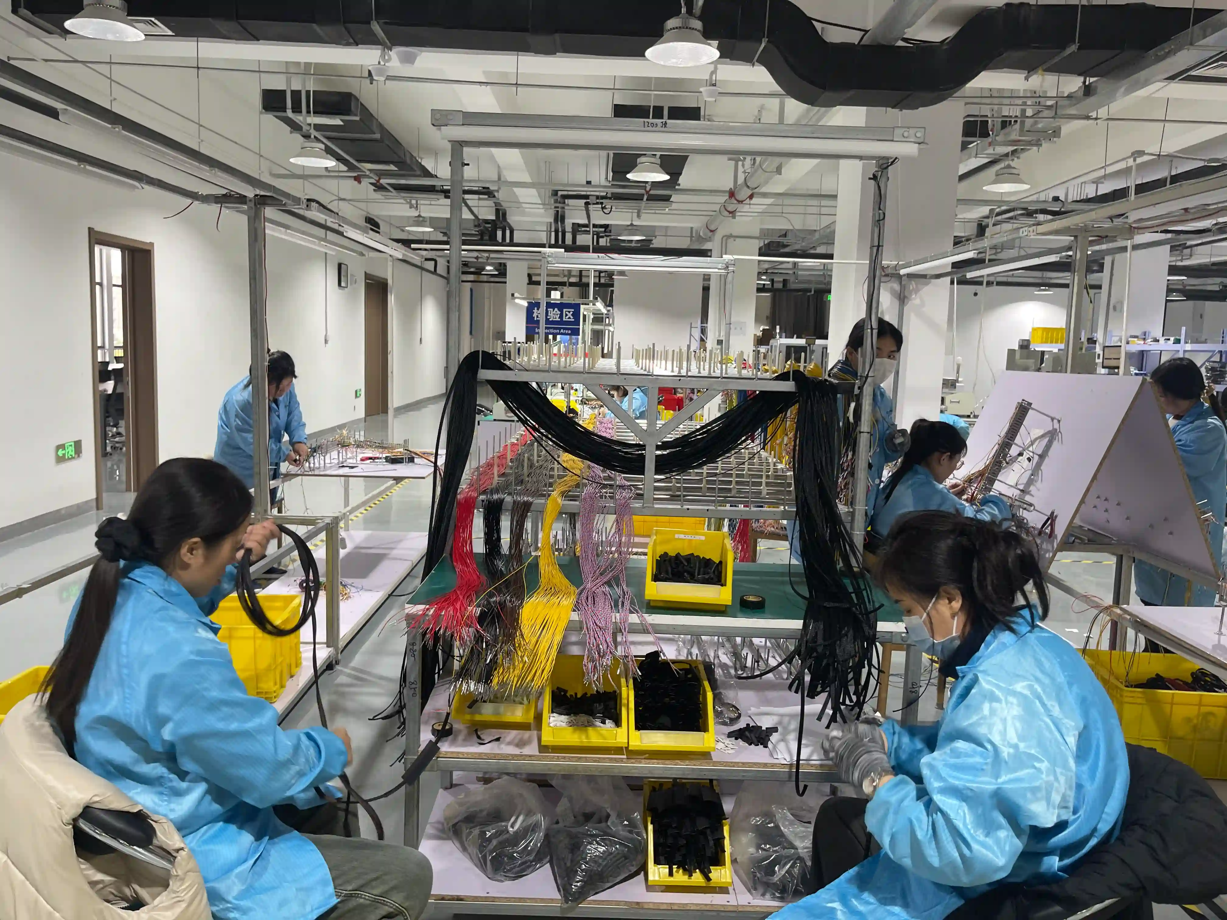 Linha de producao de chicotes para maquinas pesadas